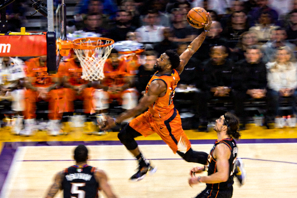 NBA常规赛球员突破上篮得分精彩瞬间
